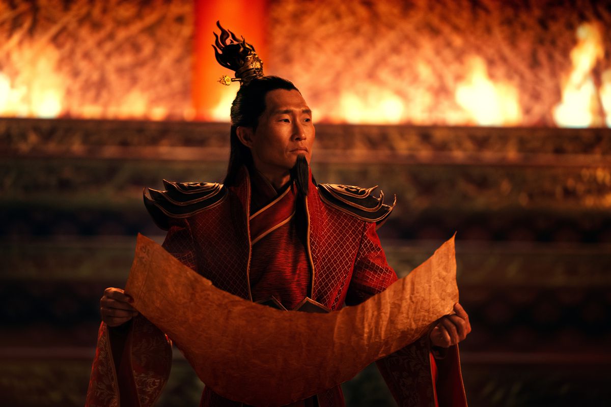 Daniel Dae Kim som Fire Lord Ozai håller en öppen rulle i ett stenrum upplyst av öppna lågor i Avatar: the Last Airbender