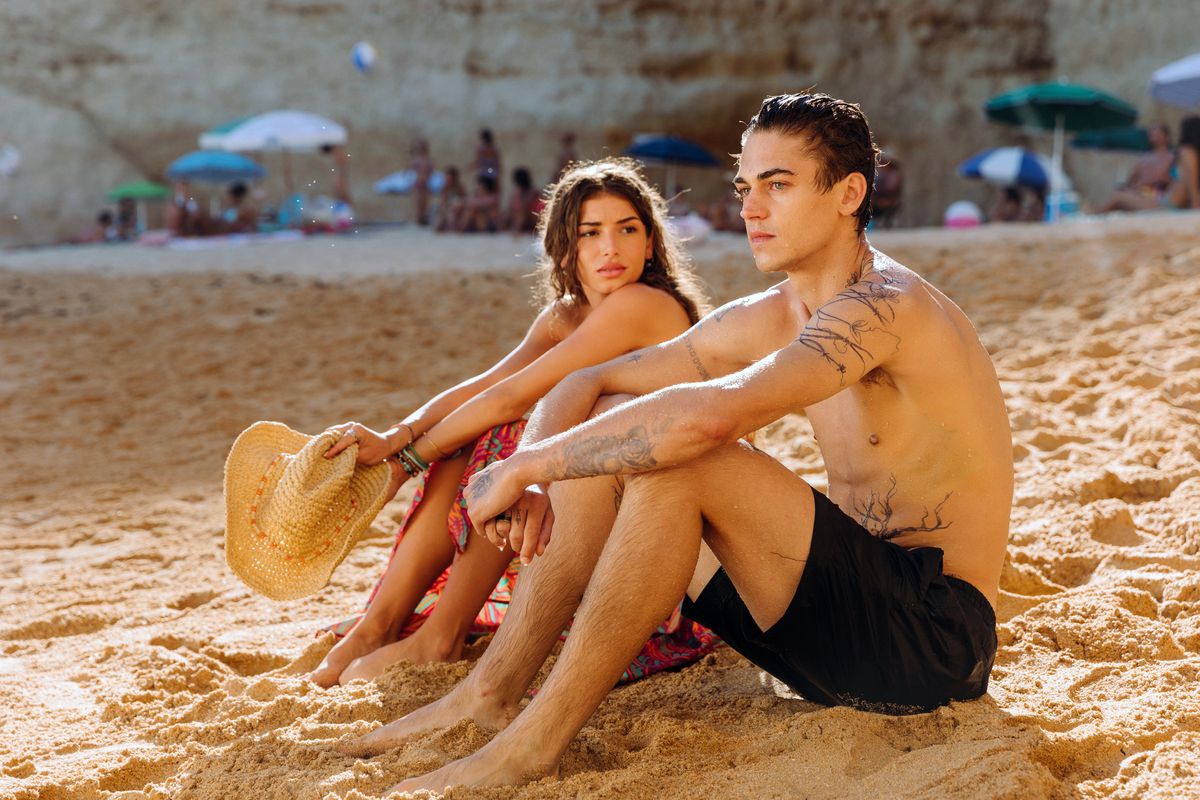 (LR) Mimi Keene och Hero Fiennes Tiffin sitter på en strand i After Everything.