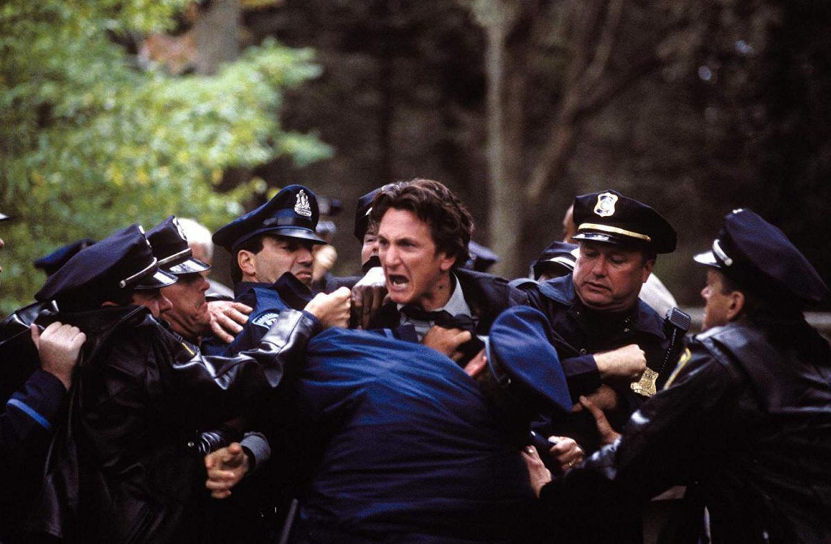 Sean Penn som Jimmy Markum hålls tillbaka av en grupp poliser i Mystic River.