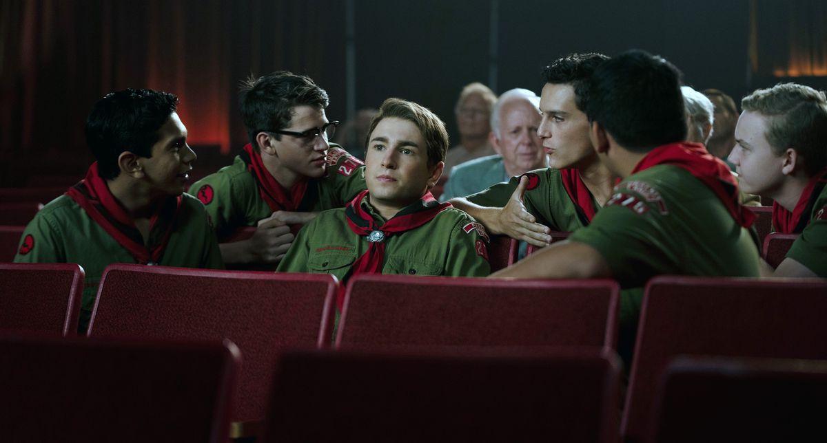 Sammy Fabelman (Gabriel LaBelle), en tonårspojke i grön scoutuniform med röd halsduk, sitter i en biograf och tittar på sitt senaste filmprojekt, med alla hans scoutkompisar som sitter runt honom och pratar med honom i Steven Spielbergs The Fabelmans