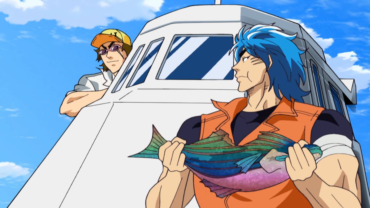 En blåhårig anime-man i en orange outfit som tuggar på ett bett av en regnbågsfärgad fisk ombord på en båt med en anime-man med en gul keps lutad ut genom ett fönster.