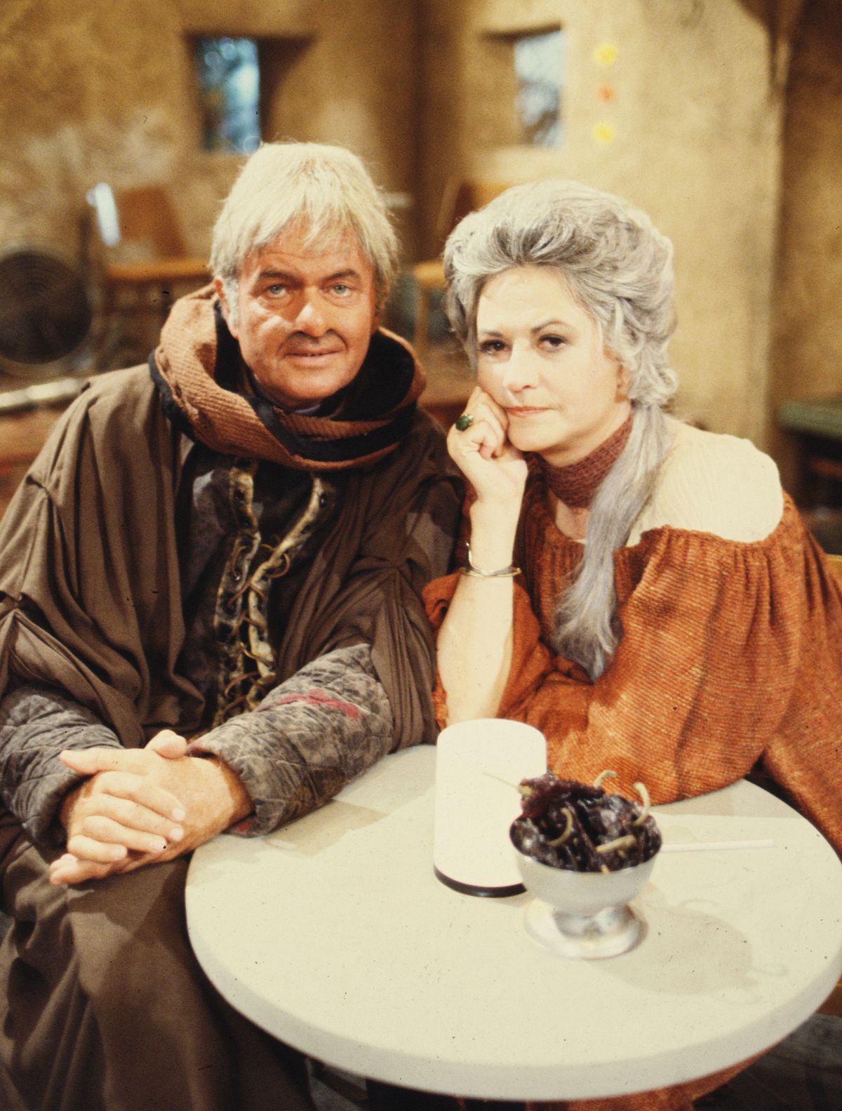 Art Carney och Bea Arthur sitter tillsammans i sina Star Wars-kostymer och tittar på kameran i ett poserat reklamfoto för 1978 års The Star Wars Holiday Special