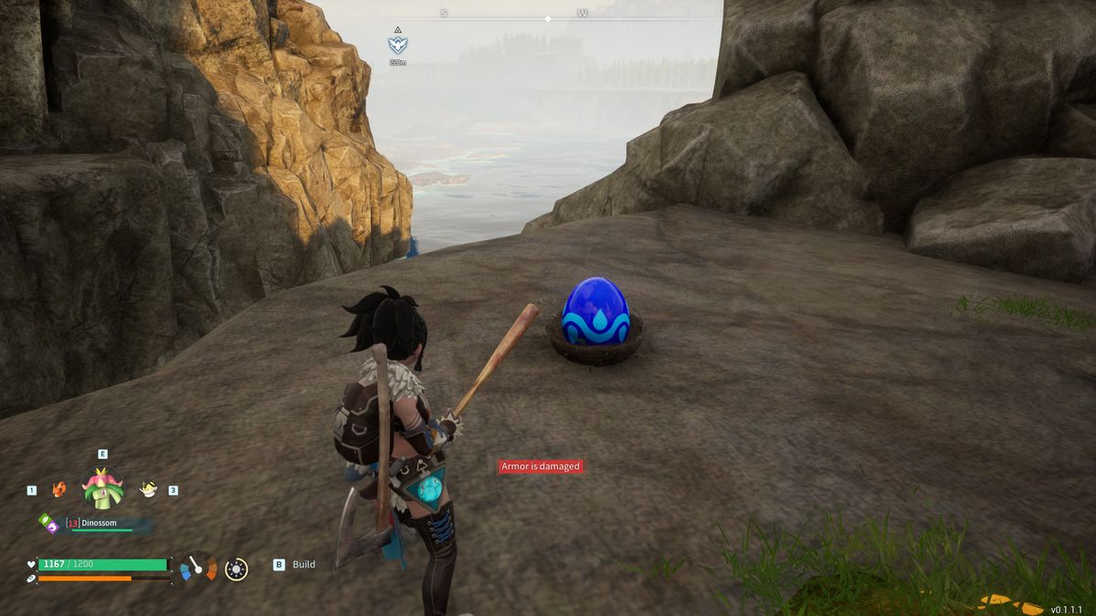 En spelare närmar sig ett blått ägg i Palworld