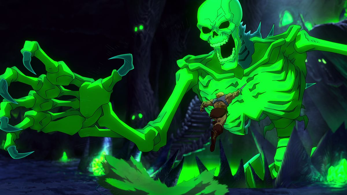 He-Man attackerar ett stort grönt skelett i Masters of the Universe: Revolution