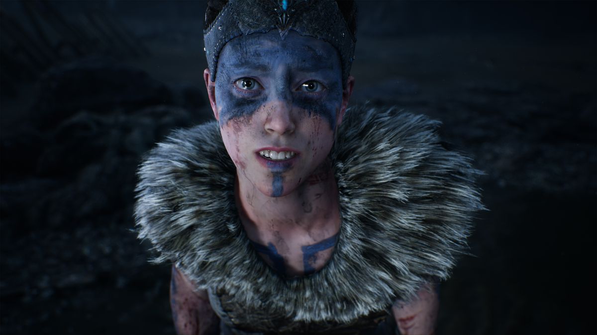 Senua stirrar rakt in i kameran i Hellblade: Senua's Sacrifice.