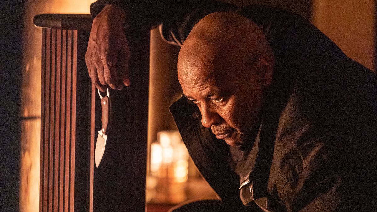 Denzel Washington som Robert McCall håller en kniv i The Equalizer 3.