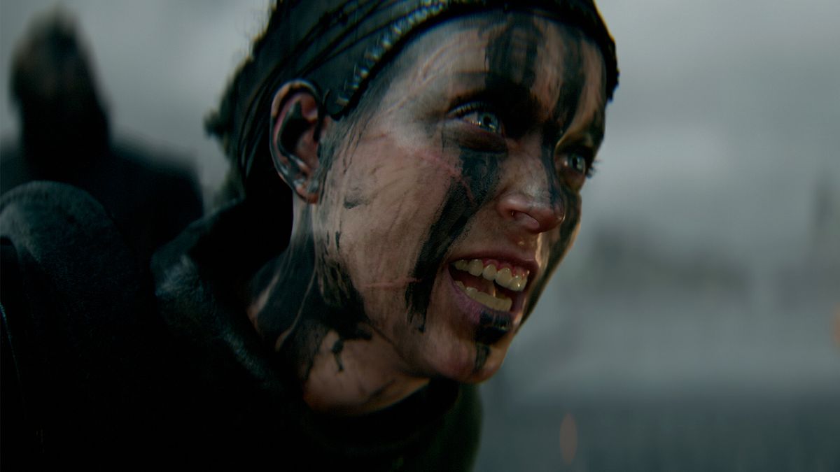 Senua flinar maniskt i en skärmdump från Senuas Saga: Hellblade 2