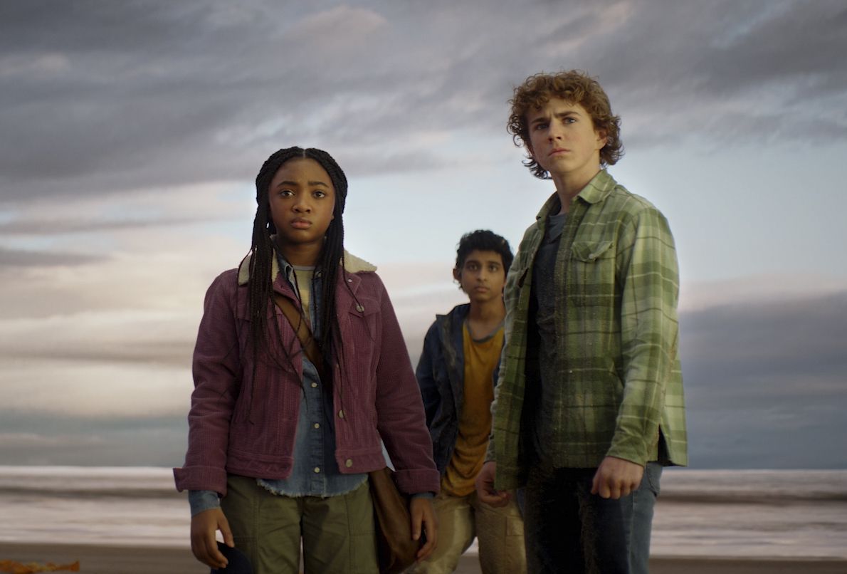 Percy (Walker Scobell), Annabeth (Leah Sava Jeffries) och Grover (Aryan Simhadri) står på en strand