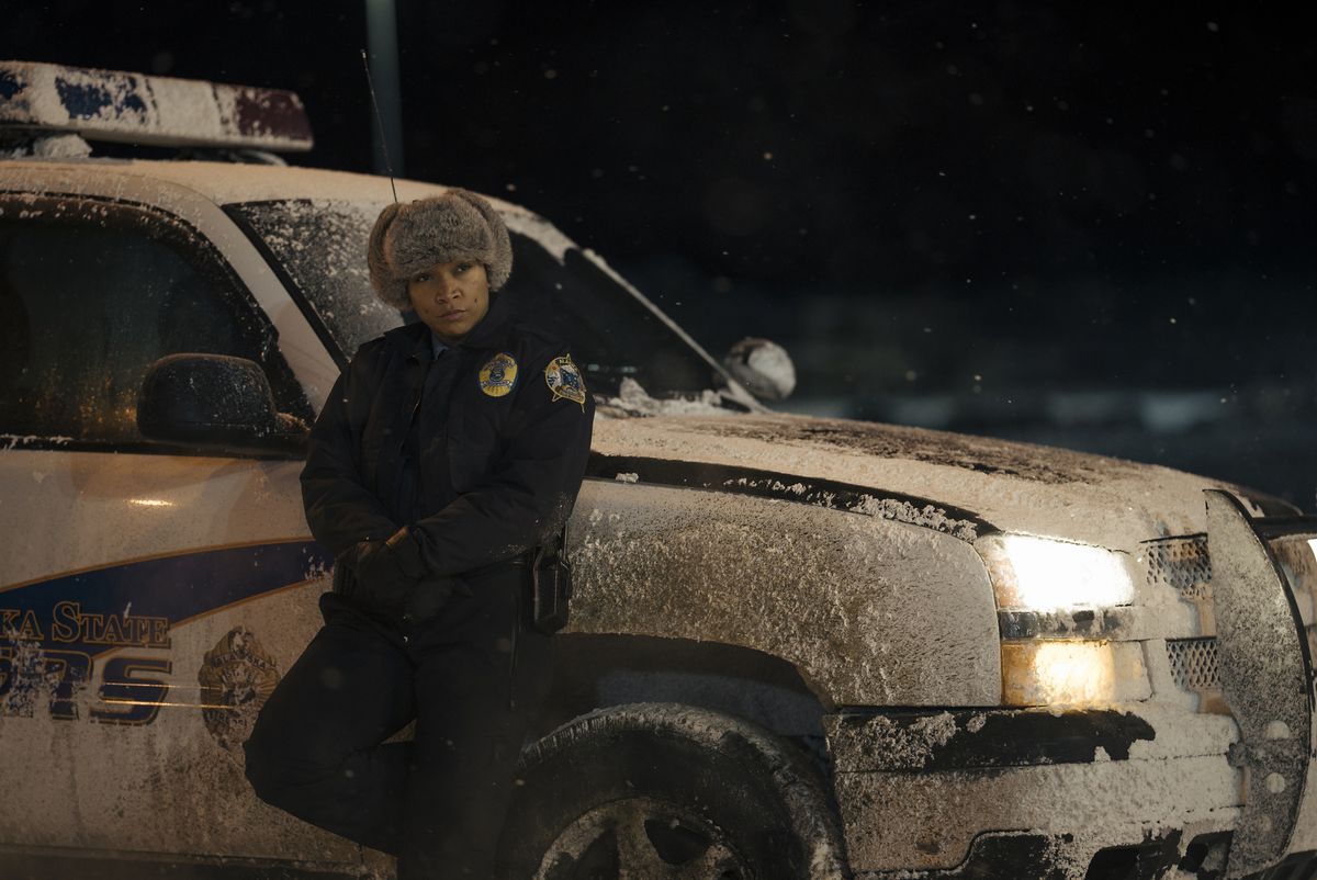 Kali Reis lutar sig mot en polis-SUV i parkas och lurvig hatt som Officer Navarro i True Detective: Night Country
