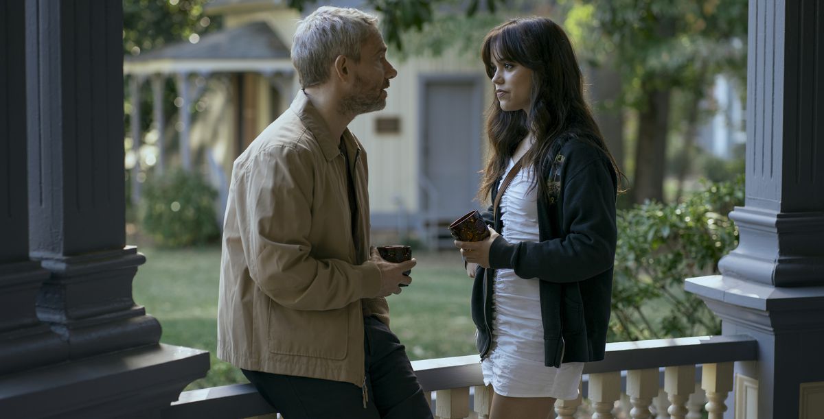 Jon Miller (Martin Freeman) och hans tonårsstudent Cairo Sweet (Jenna Ortega) står utomhus på en verandaliknande veranda och pratar med varandra i Miller's Girl