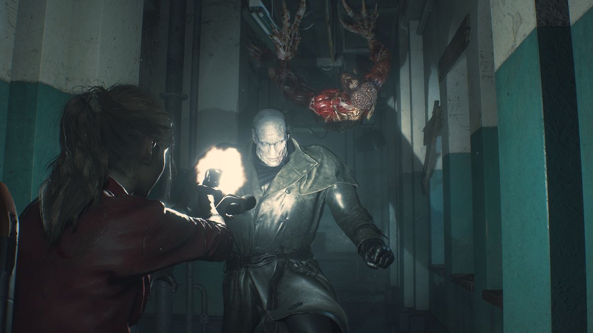 Claire Redfield avfyrar sin pistol mot en ficklampa-upplyst Tyrant medan en Licker susar längs taket på Raccoon City Police Department i en skärmdump från Resident Evil 2 (remake)