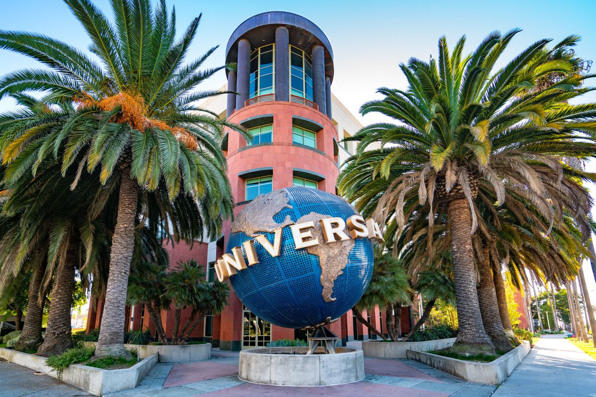 Ett foto av Universal Music Groups kontor i Santa Monica, Kalifornien.  Det finns den universella världen och kontoren kantas av palmer.