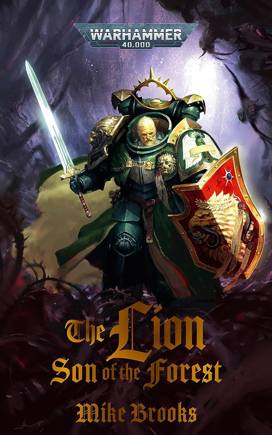 Omslagsbild för The Lion: Son of the Forest av Mike Brooks visar The Lion klädd i grön rustning som går genom en lila skog med draget svärd