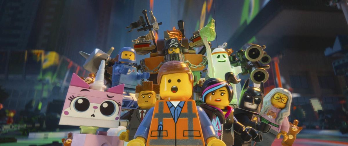 En grupp antropomorfa legofigurer står tillsammans i häpnad i The Lego Movie.