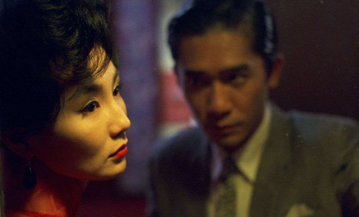 Maggie Cheung och Tony Leung som Su Li-zhen och Chow Mo-wan i Wong Kar-Wai's In the Mood for Love.  Han tittar på henne medan hon tittar bort