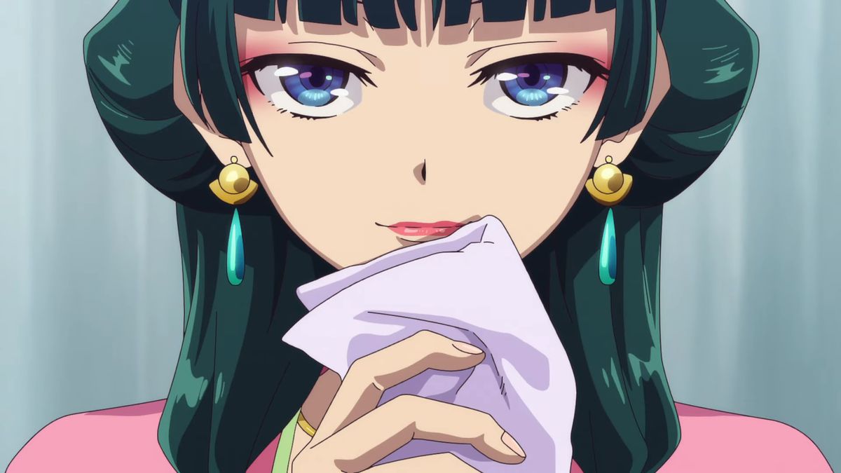 Närbild av en grönhårig animekvinna som bär örhängen och ler med en vikt näsduk hållen mot läpparna.