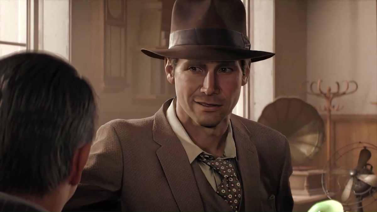 Indiana Jones, iklädd brun kostym och sin klassiska fedora, ler mot någon
