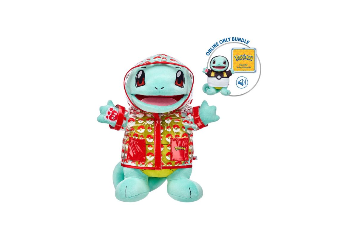 En Squirtle-pokémon Build-a-Bear-plysch visas i den stiliserade regnjackan som ingår i köpet.