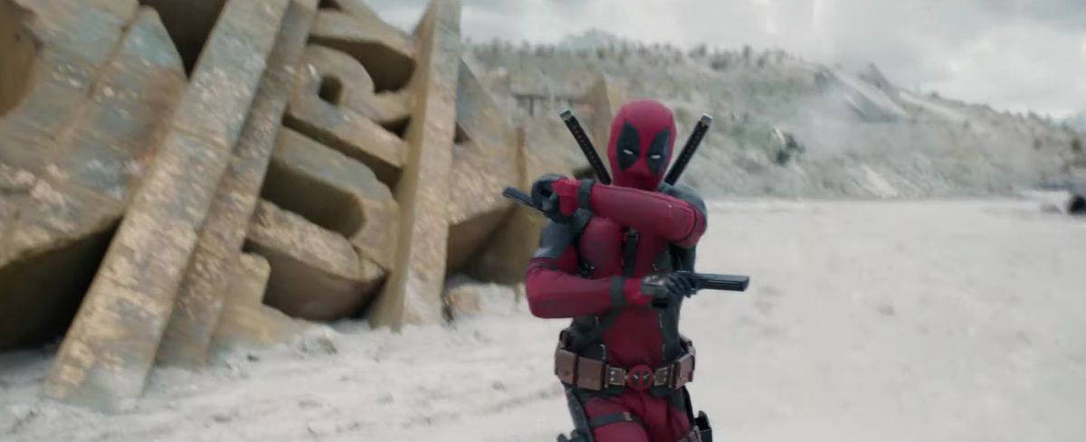 Deadpool slåss framför en gigantisk 20th Century Fox-logotyp i Deadpool & Wolverine