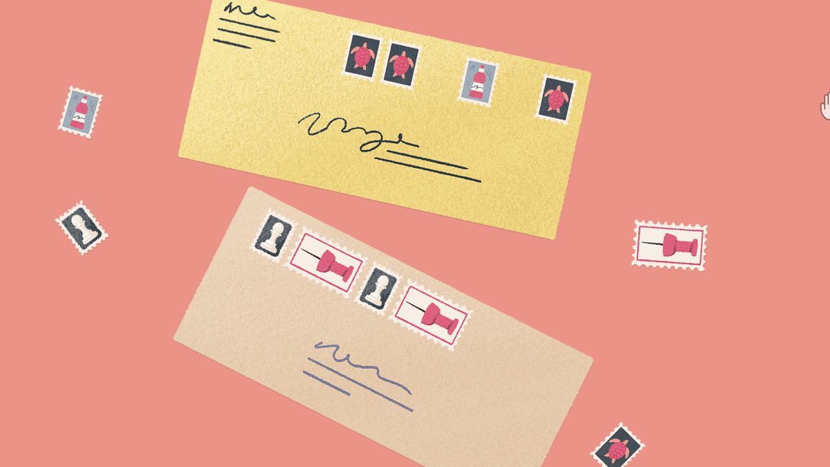 Ett frimärkspussel i Lite till vänster.  Det finns två kuvert - ett gult och ett beige - och det finns ett gäng frimärken utspridda runt det.