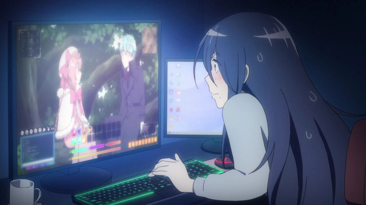 En mörkhårig kvinna tittar på två tv-spelkaraktärer som har ett intimt ögonblick på skärmen