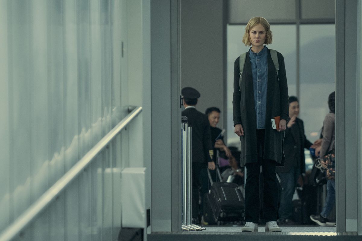 Margaret (Nicole Kidman) står ensam på toppen av en jetway