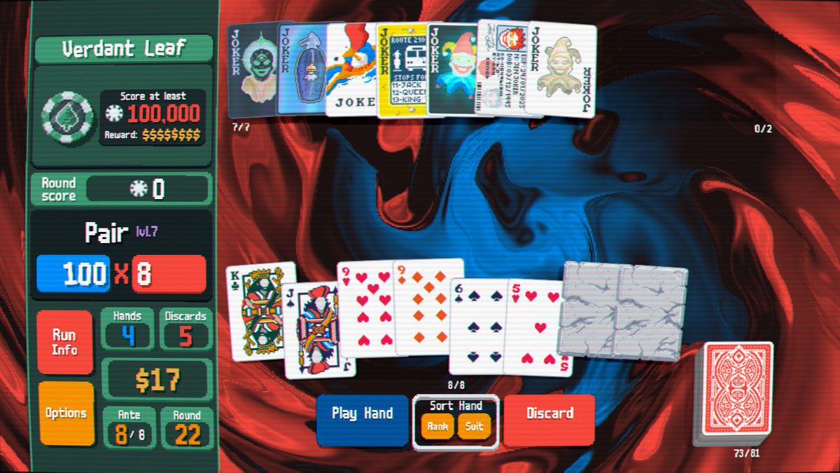 En skärmdump av Balatro, som visar en vy uppifrån av kort på ett bord, med en serie speciella Joker-kort utspridda överst på skärmen och spelarens hand, som innehåller vanliga kort samt två speciella stenkort, vid botten.