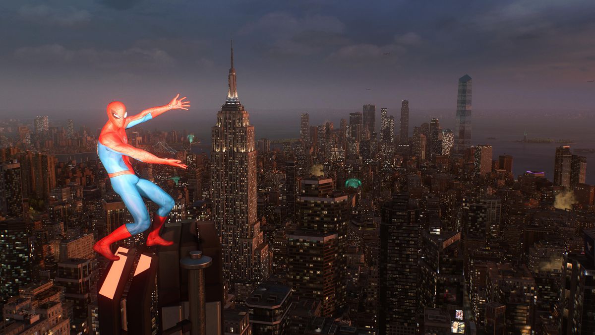 Spider-Man står på toppen av en skyskrapa och, med utsträckta armar, presenterar utsikten över New York City en skymning.  Spider-Man 2 är ett vackert spel!