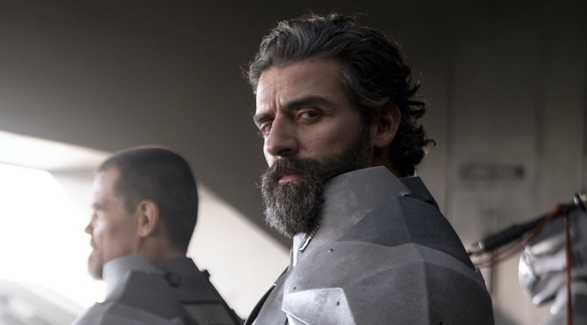 Oscar Isaac i rustning som hertig Leto Atreides låser ögonen med kameran i Dune