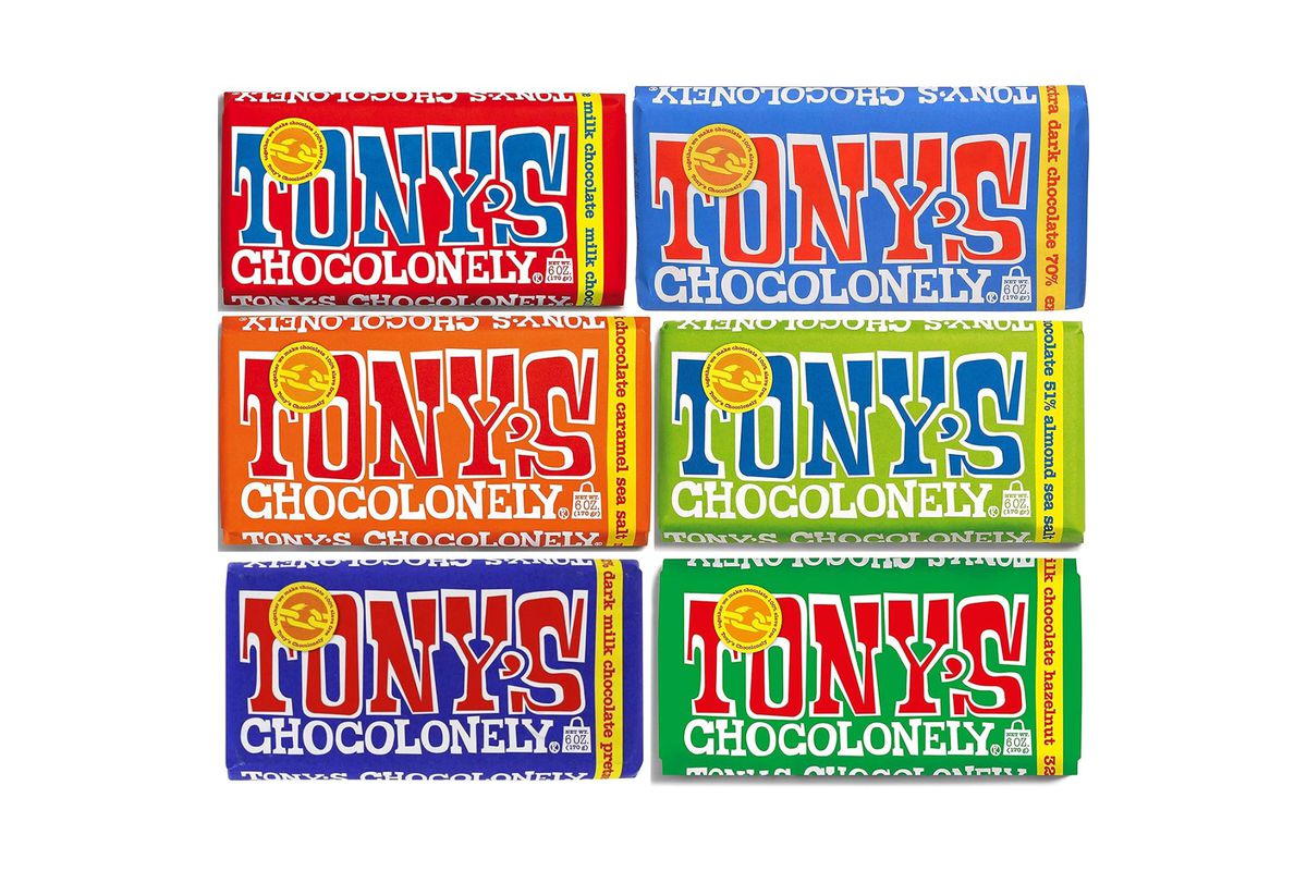 En bild som visar sex Tony's Chocolonely chokladkakor i full storlek ordnade i tre rader om två. 