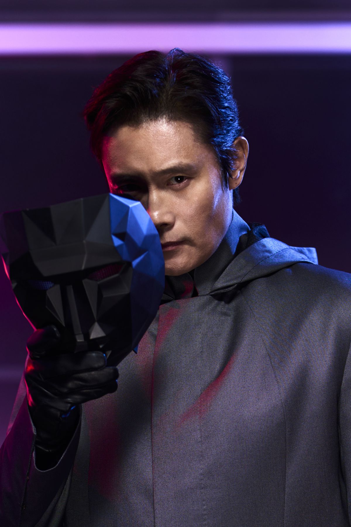 The Front Man (Lee Byung-hun) poserar med sin mask i en stillbild från Squid Game säsong 2