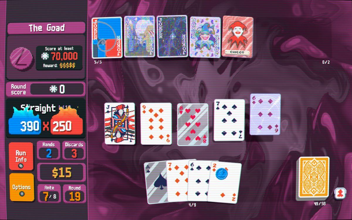 En skärmdump av en bossstrid i Balatro, som visar en vy uppifrån av kort på ett bord, med en serie speciella Joker-kort utspridda överst på skärmen, spelarens spelade hand i mitten och resten av deras handen i botten. 