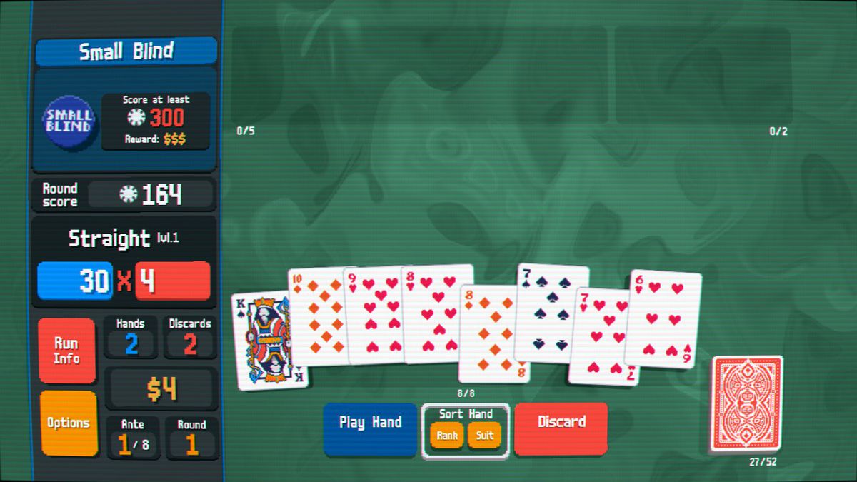 En skärmdump av Balatro, som visar en vy uppifrån av kort på ett bord, med flera kort från en kortlek med 52 kort utspridda över bordet