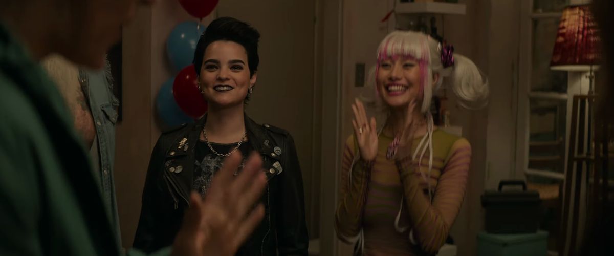 negasonic tonårsstridshuvud och yukio firar Deadpools födelsedag i Deadpool & Wolverine