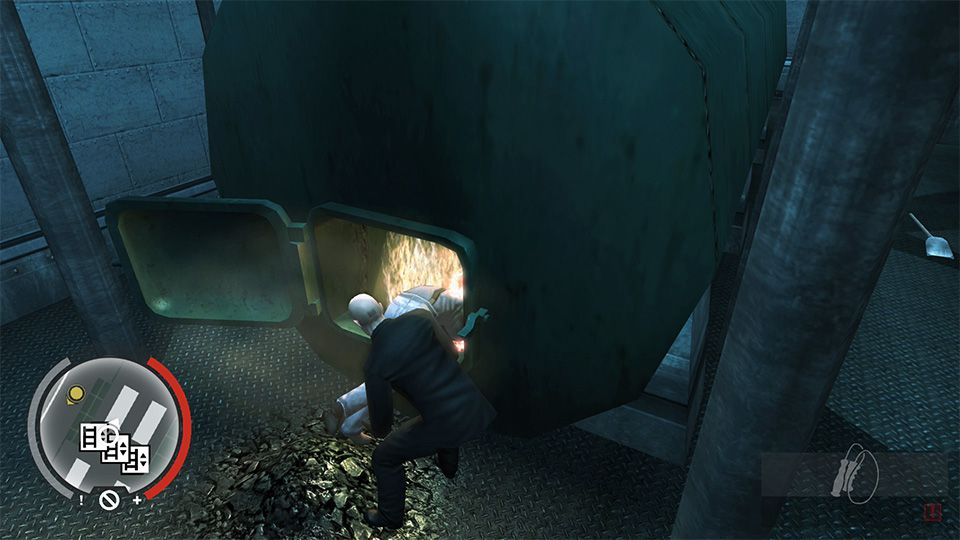 En skärmdump av Agent 47 som kastar en kropp i en ugn, med en framträdande bild av den nya minikartan i Hitman: Blood Money — Reprisal.
