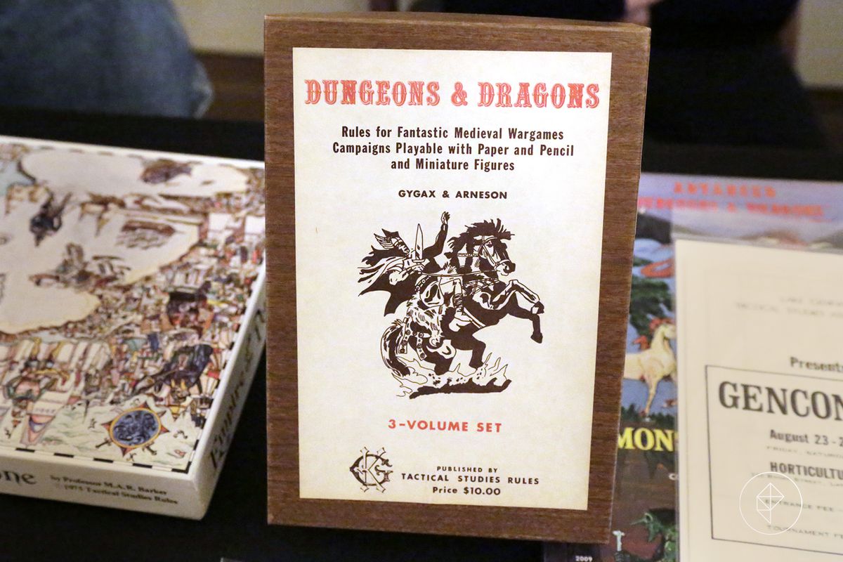 Första upplagan av den ursprungliga trevolymen boxad uppsättning av Dungeons & Dragons.  Faux woodgrain, med omslaget av en riddare till häst applicerat som ett klistermärke på toppen av lådan.  Från trädgårdshuset i Genèvesjön, Wisconsin 2017.
