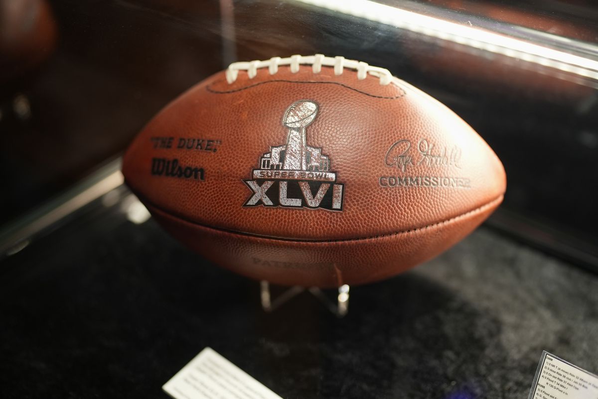 En bild av en fotboll från Super Bowl LVI i ett fodral