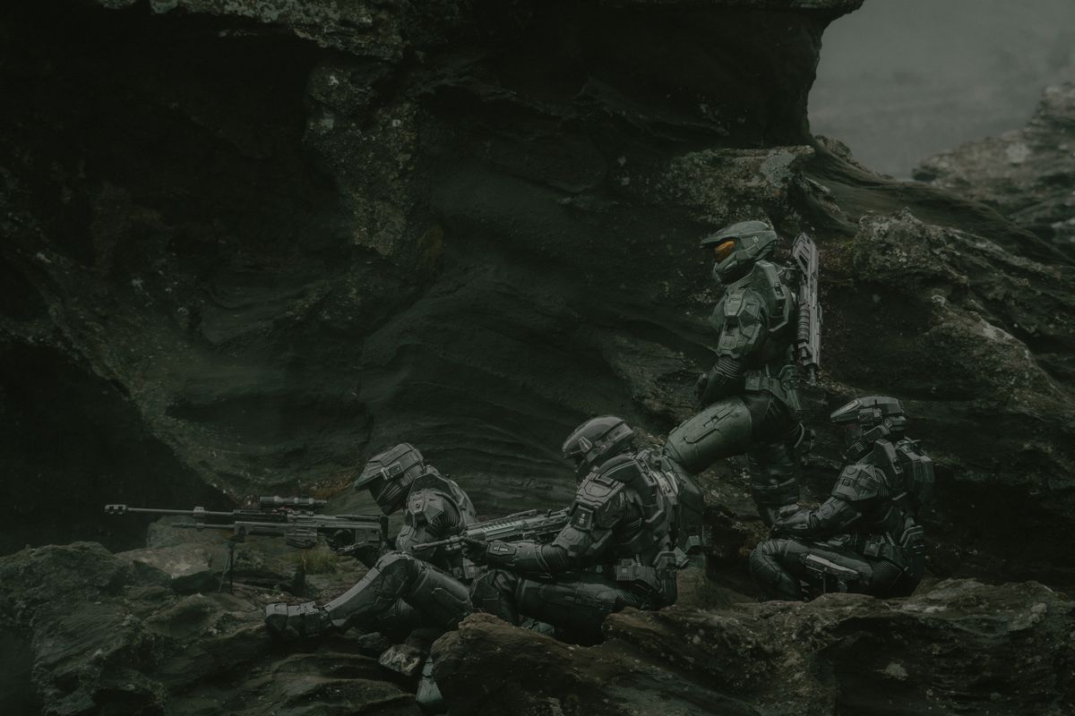 Flera spartaner står i formation på en klippa och tittar på något genom kikarsikten i Paramount Plus Halo säsong 2