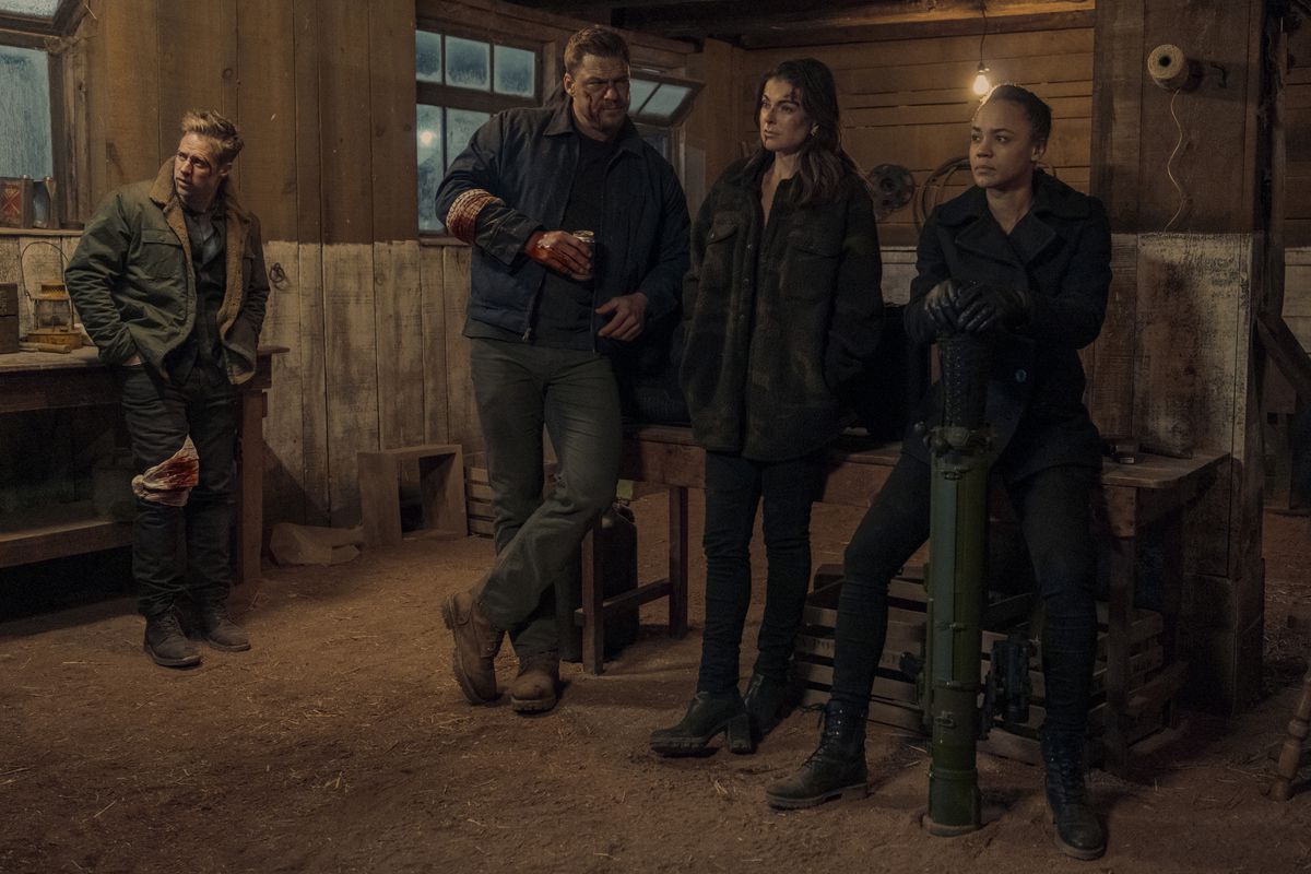 Reachers team av blodiga specialutredare trötta i en lada i en scen från Reacher säsong 2