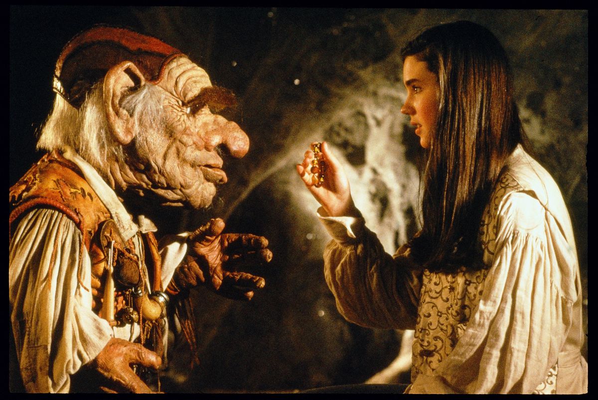 Jennifer Connellys Sarah pratar med Hoggle, en skrynklig sorts troll/dvärgdocka karaktär i Labyrinth. 