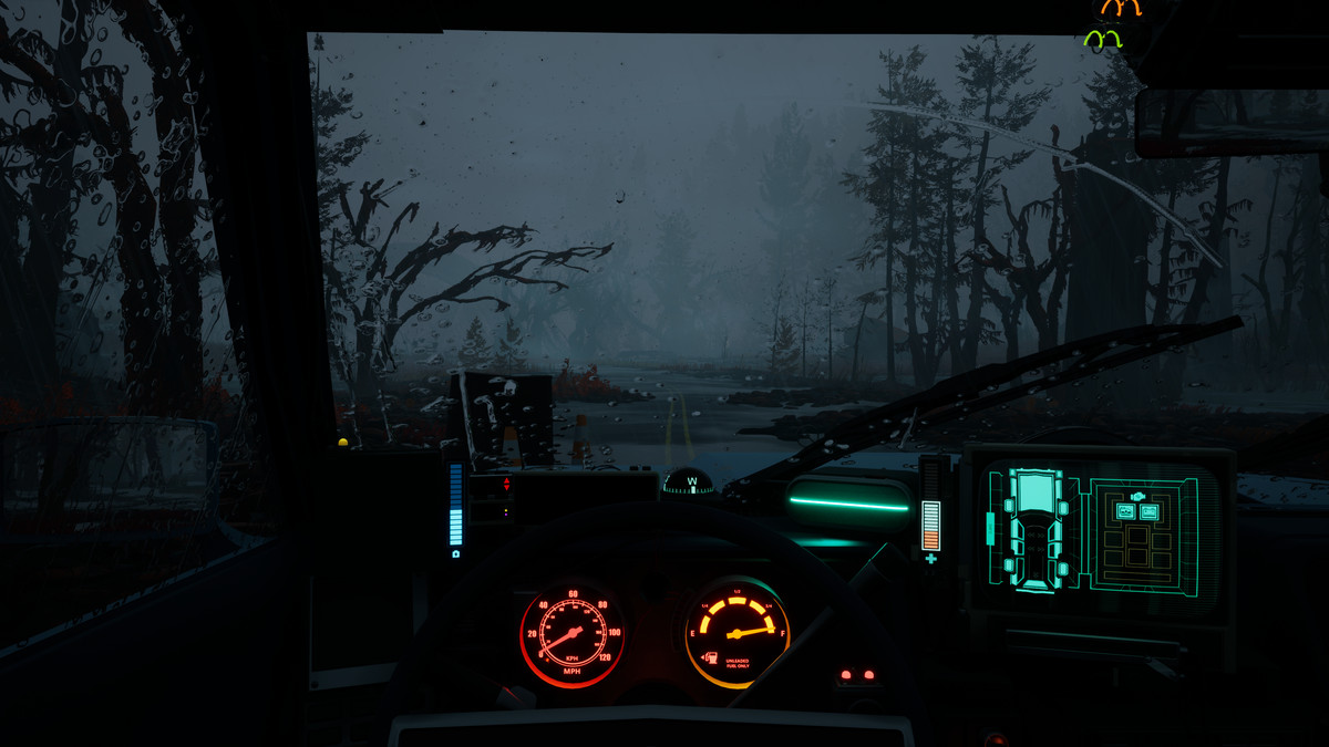En vy genom en mörk, regnig bilvindruta i skymningen, med träd som drar sig tillbaka i dunkel dimma.  Bilens instrument lyser