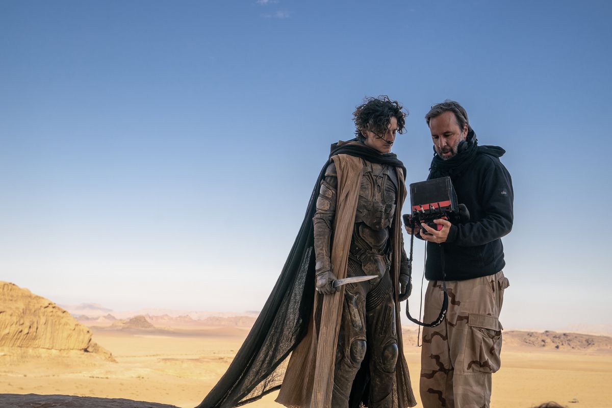 Denis Villeneuve med en klädd Timothée Chalamet på uppsättningen av Dune Part 2