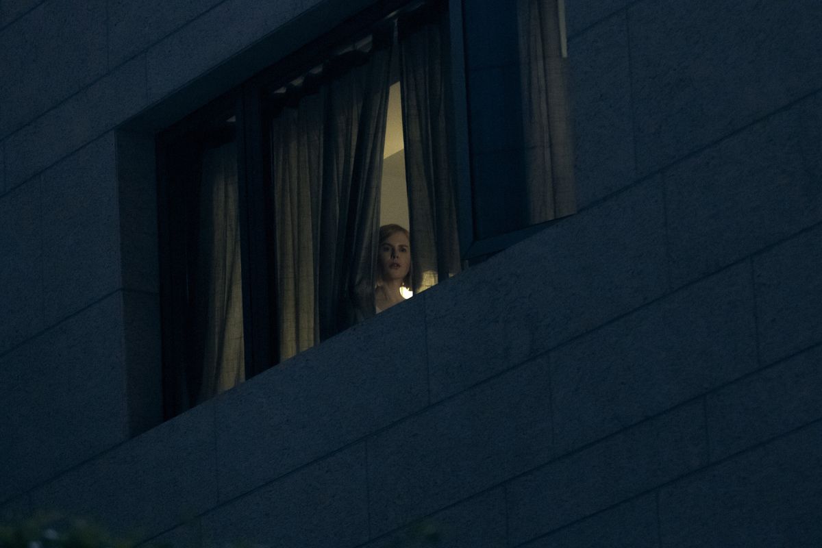 Margaret (Nicole Kidman) kikar ner genom ett fönster 