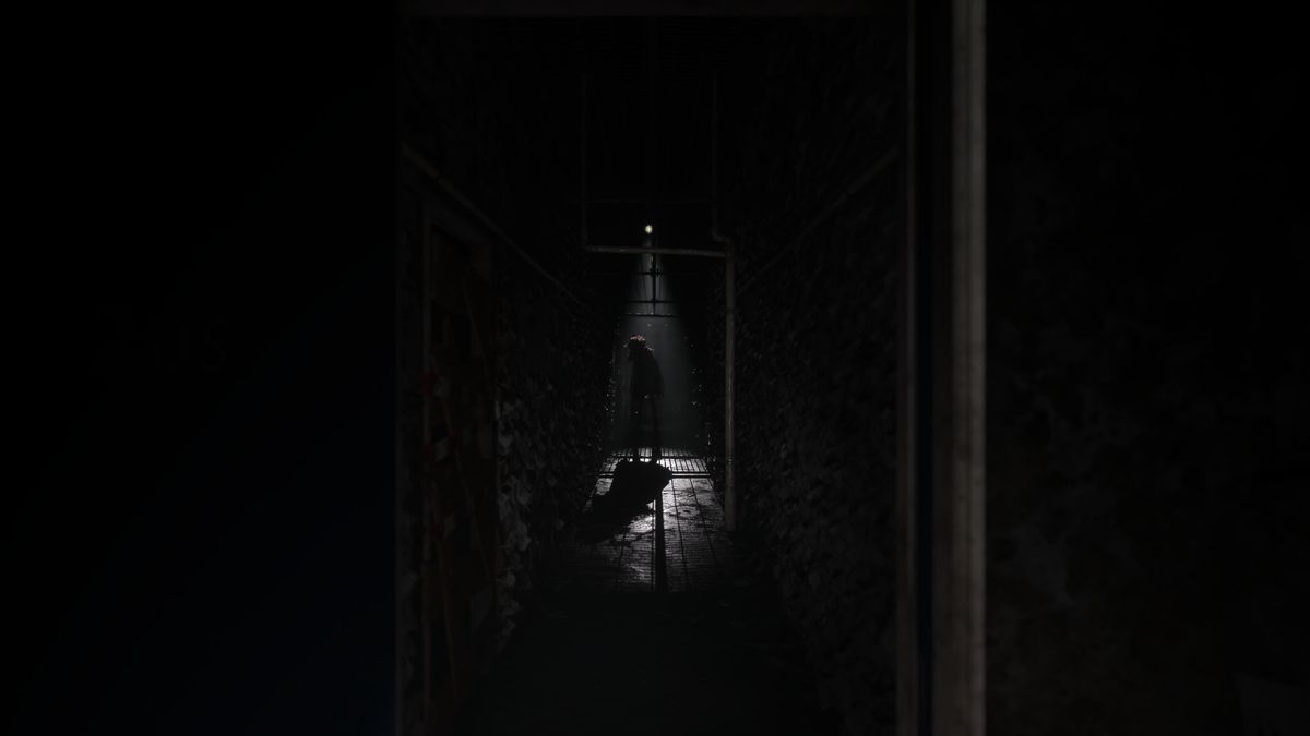 Ett monster nerför en lång nästan mörk hall i Silent Hill: The Short Message.  Den är bara upplyst av en liten taklampa.