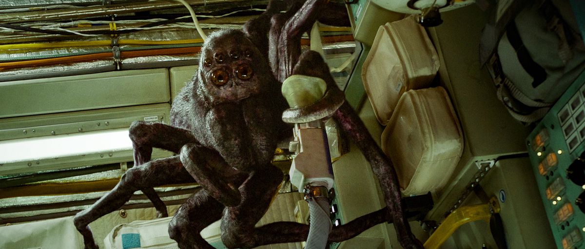 Hanuš, den utomjordiska spindeln i nästan människostorlek, klamrar sig fast vid en innervägg på Jakubs rymdskepp i Netflix Spaceman