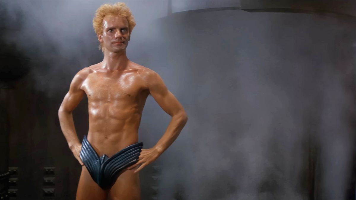 Feyd-Rautha Harkonnen (Sting) kommer ut ur ett ångbad iförd bara en lädercodpiece i en stillbild från Dune (1984)