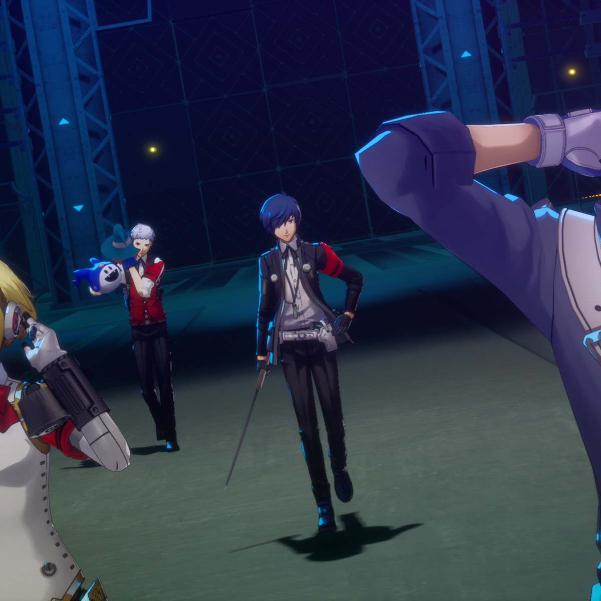 Flera partimedlemmar, inklusive Aigis och Akihiko, går stilfullt mot kameran efter en strid i Persona 3 Reload