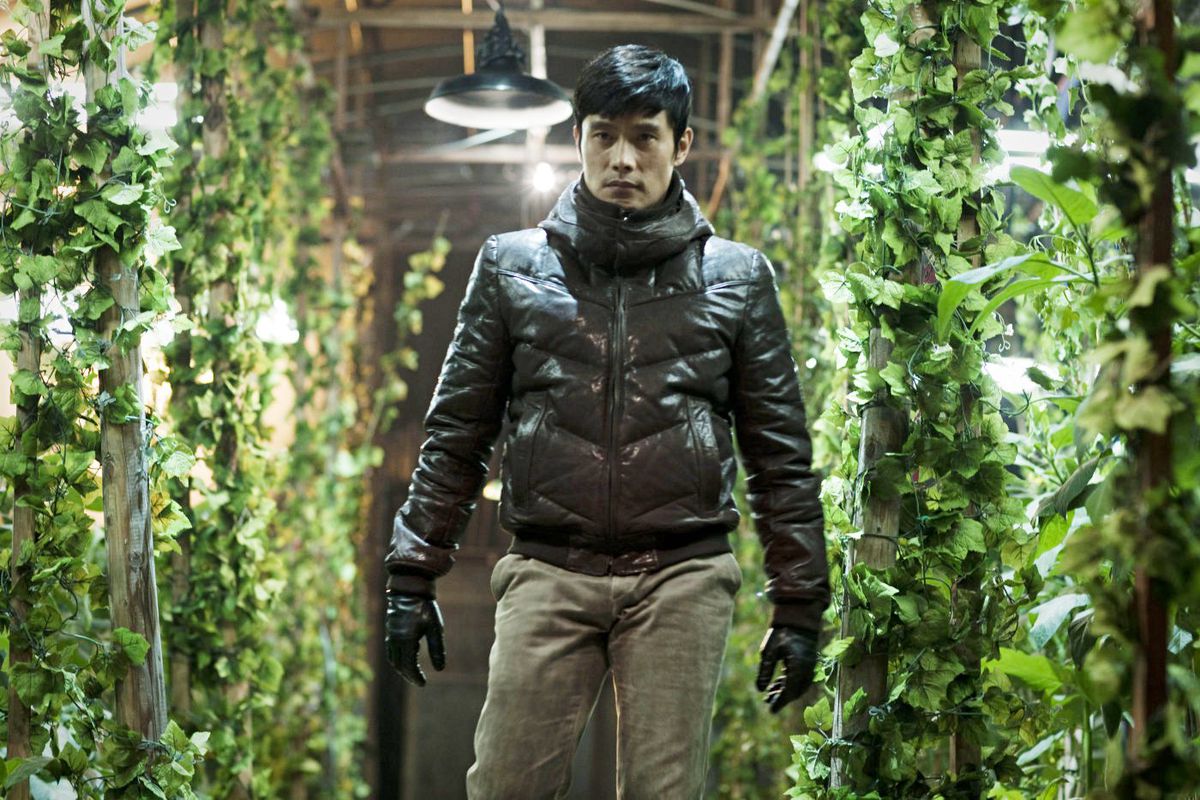Specialagent Kim Soo-hyeon (Lee Byung-hun) förföljer sitt byte i ett växthus i I Saw The Devil.