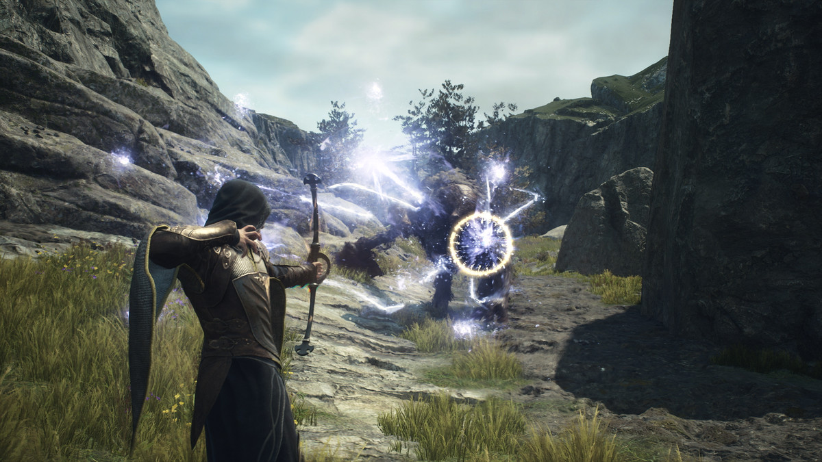 The Arisen använder Magick Archer-kallelsen för att skjuta besvärjelsepilar mot fiender i Dragon's Dogma 2.
