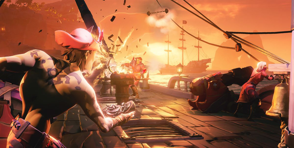 En piratstrid utspelar sig i Sea of ​​Thieves.  En besättning står ombord på deras skepp, som splittras från en kanonkulanfall från en närliggande galjon.